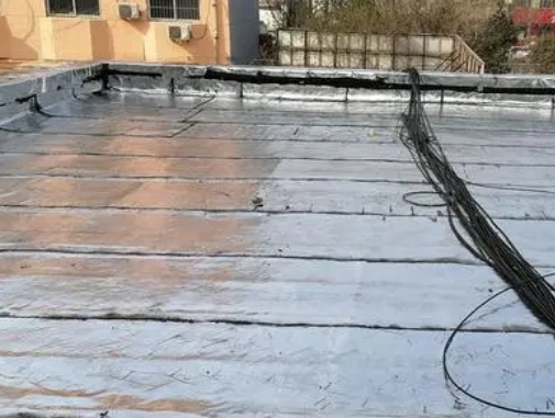 黔东南卫生间漏水维修公司分享下黔东南屋面楼顶防水刚性防水层施工要点。